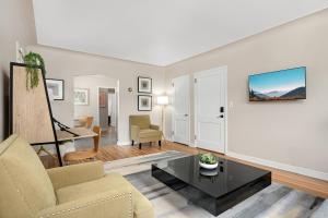 ein Wohnzimmer mit Sofa und Tisch in der Unterkunft Modern & Pet Friendly in Kenny – Unit 3 in Richfield