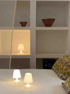 ein Schlafzimmer mit zwei Lampen auf einem Bett in der Unterkunft Villa Palmarin Plage&Piscine in Palmarin + 43 Fotos