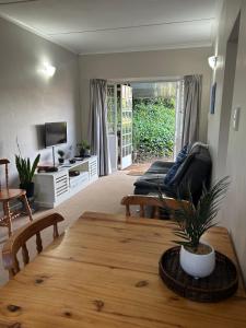 Μια τηλεόραση ή/και κέντρο ψυχαγωγίας στο Pin Oak Inn