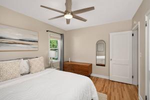 ein Schlafzimmer mit einem weißen Bett und einem Deckenventilator in der Unterkunft Modern & Pet Friendly in Kenny – Unit 3 in Richfield