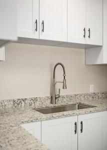 eine Küche mit Spüle und weißen Schränken in der Unterkunft Modern & Pet Friendly in Kenny – Unit 3 in Richfield