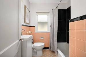 ein Badezimmer mit Toilette, Waschbecken und Badewanne in der Unterkunft Modern & Pet Friendly in Kenny – Unit 3 in Richfield + 23 Fotos