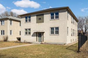 ein großes Backsteinhaus mit einem Zaun davor in der Unterkunft Modern & Pet Friendly in Kenny – Unit 3 in Richfield