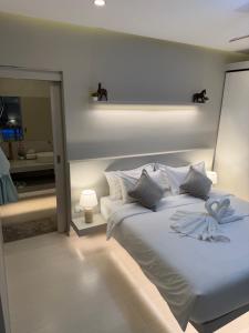 Postel nebo postele na pokoji v ubytování CH Villa Travertine Stone + 5 fotografií