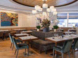 إدوارد 7 باريس أوبرا في باريس: مطعم به طاولات وكراسي وثريا