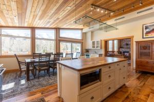 Kuchyň nebo kuchyňský kout v ubytování Elk River Estate by Fernie Central Reservations