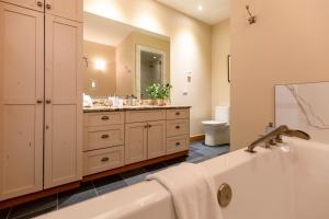 Koupelna v ubytování Elk River Estate by Fernie Central Reservations + 58 fotografií