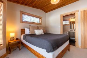 Postel nebo postele na pokoji v ubytování Elk River Estate by Fernie Central Reservations