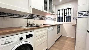 una cucina bianca con lavandino e lavastoviglie di Laguna Beach - Coral Side a Torrox Costa