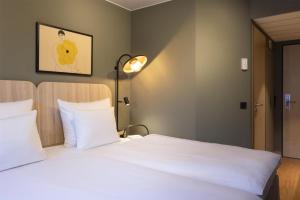 Postel nebo postele na pokoji v ubytování Scandic Stuttgart Europaviertel