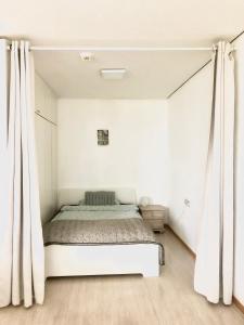 Postel nebo postele na pokoji v ubytování Gemütliches Apartment mit Naturblick für Monteuren