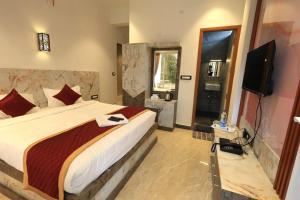 埃尔加德Ozone Hill Resorts的一间卧室，里面有一张床和一台平板电视 更多41张照片