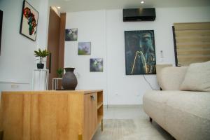 un soggiorno con un divano e un tavolo di Appartement Neuf meublé de Haut Standing a Dakar