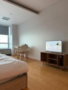 TV a/nebo společenská místnost v ubytování Incheon Airport Stay Guesthouse