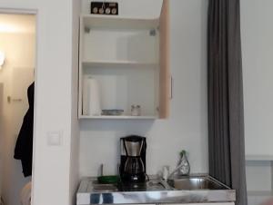 eine Küchentheke mit einem Mixer auf einem Regal in der Unterkunft Peaceful Apartment-3 Zi, Loggia & Garden in Blankenese in Hamburg + 47 Fotos