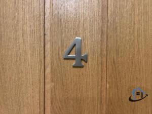 een houten deur met een nummer vier erop bij Coach House at The George Pub, Ashley, Market Harborough in Ashley +63 foto's