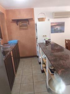 una cocina con encimera y refrigerador en Casa Paulonia, en Las Negras