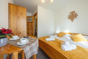 1 Schlafzimmer mit 2 Betten und einem Tisch mit Handtüchern in der Unterkunft Skalny Brzeg in Czarna Góra