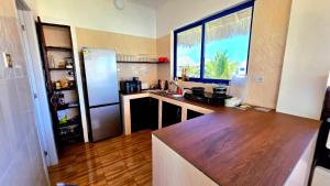 una cucina con bancone e una grande finestra di COCO JAMBO PARADISE Resort a Uroa Altre 8 foto