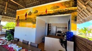 un soggiorno con un dipinto sul muro di COCO JAMBO PARADISE Resort a Uroa