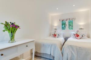Un pat sau paturi într-o cameră la 3 Bed in Fowey oc-1cobbs