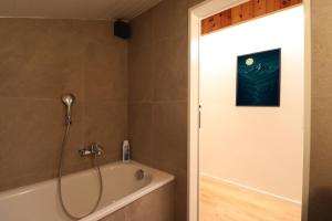 Et badeværelse på Apartment for 12 people - Renovated duplex + 13 billeder