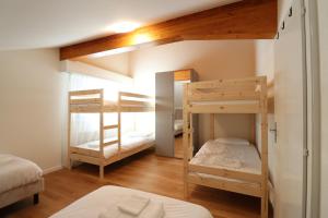 En eller flere senge i et værelse på Apartment for 12 people - Renovated duplex