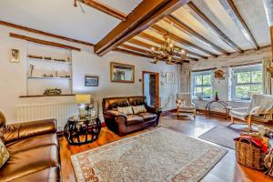 een woonkamer met lederen meubels en een plafond bij 3 Bed in Machynlleth oc-bow43 in Corris