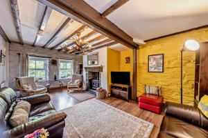 een woonkamer met een bank en een open haard bij 3 Bed in Machynlleth oc-bow43 in Corris