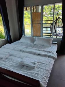 Giường trong phòng chung tại Huan Janto Homestay - Karuna