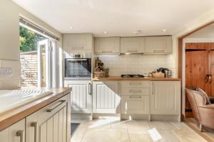 Kuchyň nebo kuchyňský kout v ubytování 1 Bed in Woodbridge oc-11ang