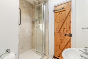 Koupelna v ubytování 1 Bed in Woodbridge oc-11ang + 16 fotografií