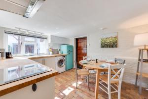 een keuken en eetkamer met een tafel en stoelen bij 3 Bed in Letheringham oc-pclet in Kettleburgh