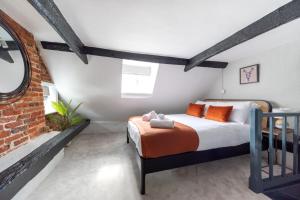 een slaapkamer met een bed en een bakstenen muur bij 3 Bed in Letheringham oc-pclet in Kettleburgh