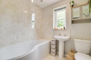 een badkamer met een bad, een wastafel en een toilet bij 3 Bed in Letheringham oc-pclet in Kettleburgh +18 foto's