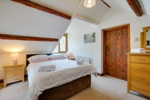 Giường trong phòng chung tại 2 Bed in Aberdyfi oc-78258