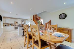 een keuken en eetkamer met een houten tafel en stoelen bij 3 Bed in Swansea Valley oc-80031 in Pontardawe