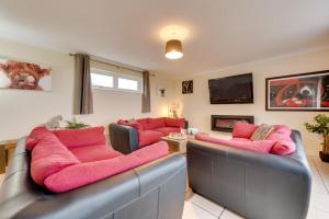 een woonkamer met twee banken en een tv bij 3 Bed in Swansea Valley oc-80031 in Pontardawe