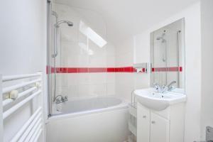 een witte badkamer met een bad en een wastafel bij 3 Bed in Swansea Valley oc-80031 in Pontardawe +14 foto's