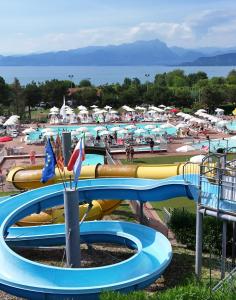 un gruppo di scivoli d'acqua in un parco acquatico di Camping Park delle Rose a Lazise