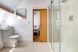 een badkamer met toilet en glazen douche bij 4 Bed in Drewsteignton oc-bc2408 in Drewsteignton +23 foto's