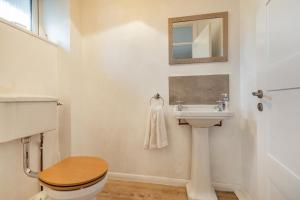 a bathroom with a toilet and a sink at 2 Bed in Dulverton oc-badger in Dulverton +15 photos