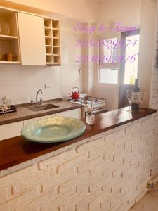 eine Küchentheke mit einem Teller auf der Theke in der Unterkunft Depto Colón y viamonte in Mar del Plata