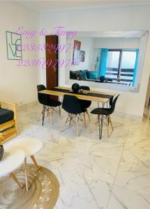 ein Esszimmer mit einem Tisch und einigen Stühlen in der Unterkunft Depto Colón y viamonte in Mar del Plata