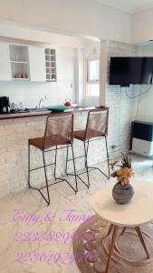 eine Küche mit einem Tisch und 2 Stühlen in einem Zimmer in der Unterkunft Depto Colón y viamonte in Mar del Plata