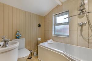 un bagno con vasca, WC e lavandino di 3 Bed in Hindringham oc-861 a Hindringham Altre 24 foto