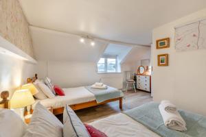 una camera da letto con due letti in una stanza di 3 Bed in Hindringham oc-861 a Hindringham