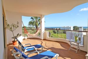 balcone con sedie, tavolo e amaca di B80 - Gideon Albasol 2 Bed Apartment in Lagos a Lagos