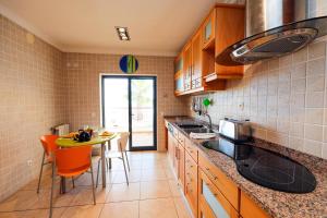 una cucina con un bancone e un tavolo con sedie di B80 - Gideon Albasol 2 Bed Apartment in Lagos a Lagos