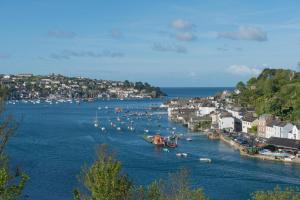 um grupo de barcos em um rio com uma cidade em 2 Bed in Fowey oc-jackda em Fowey